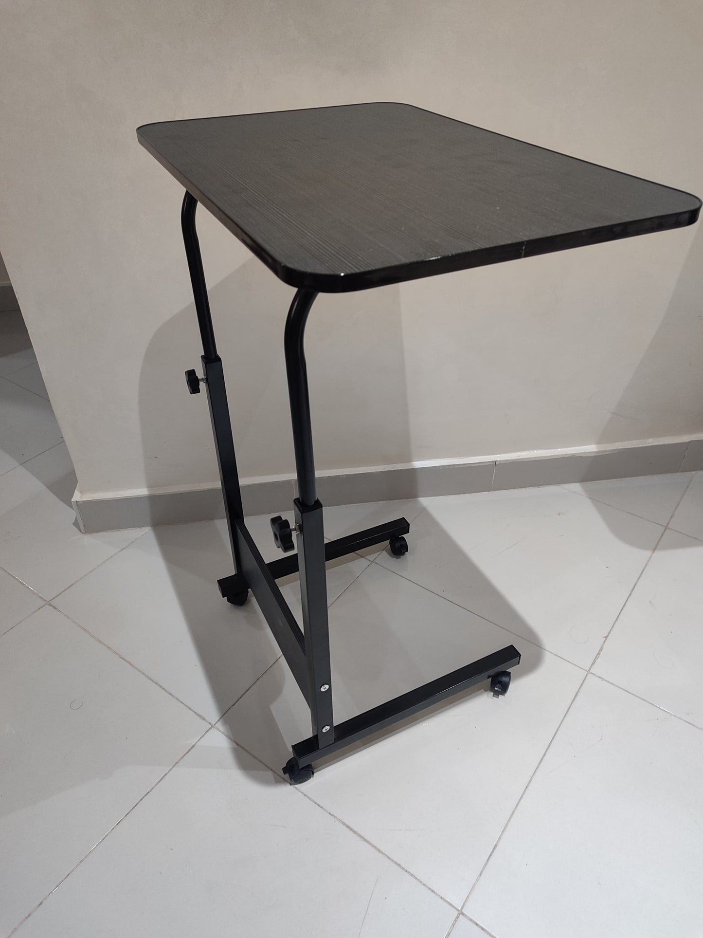 Dites adieu à la douleur et au désordre... La table intelligente qui va changer votre vie à la maison
