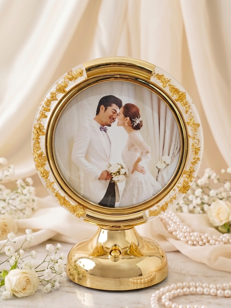 Cadre photo en cristal luxueux avec socle doré – Design romantique et élégant