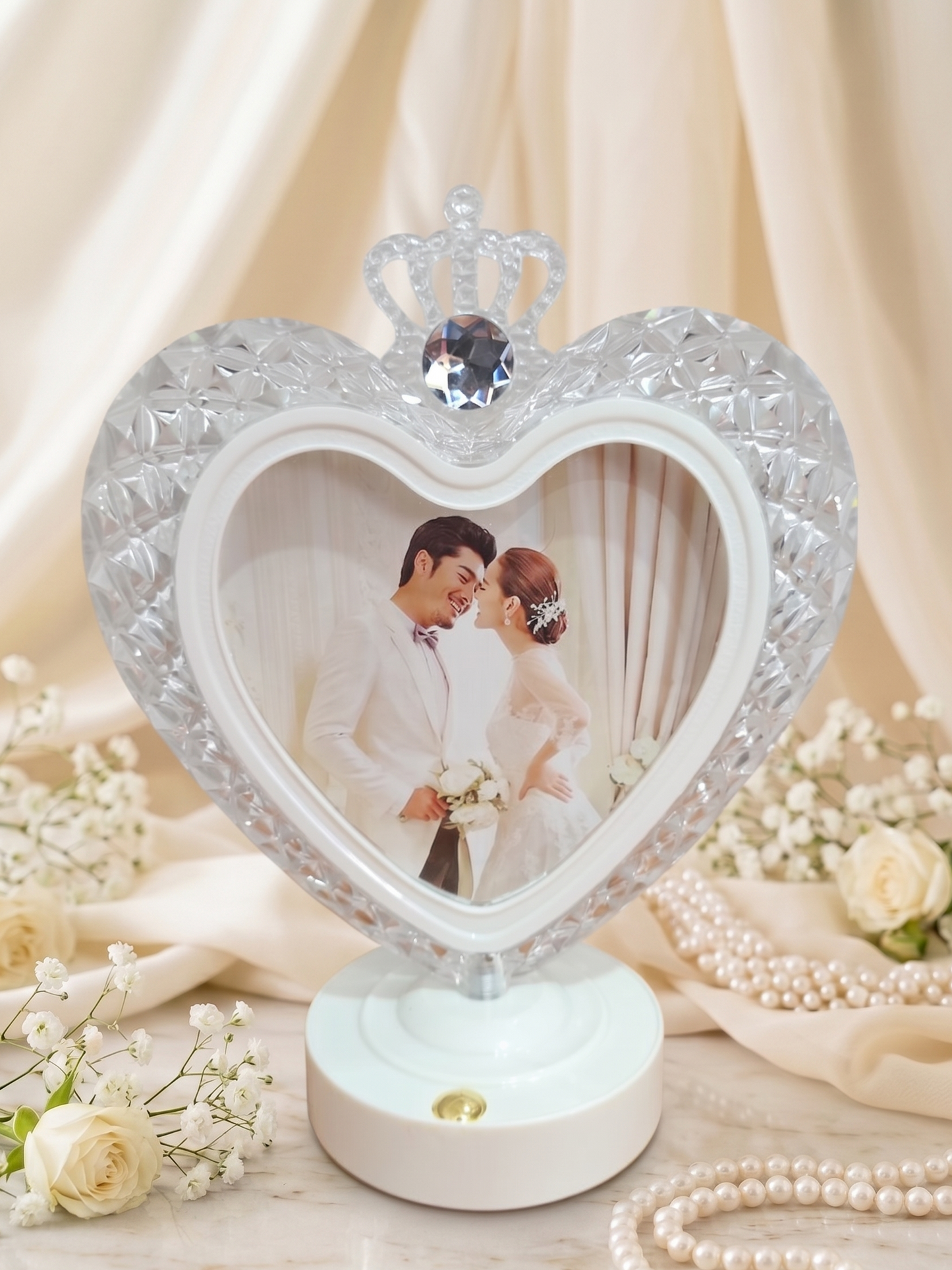 Cadre photo en cristal luxueux avec socle doré – Design romantique et élégant
